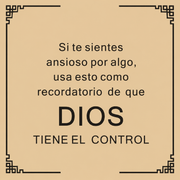 Tarjeta beige con mensaje de fe Dios tiene el control