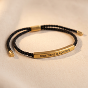 Pulsera de fe con placa dorada.