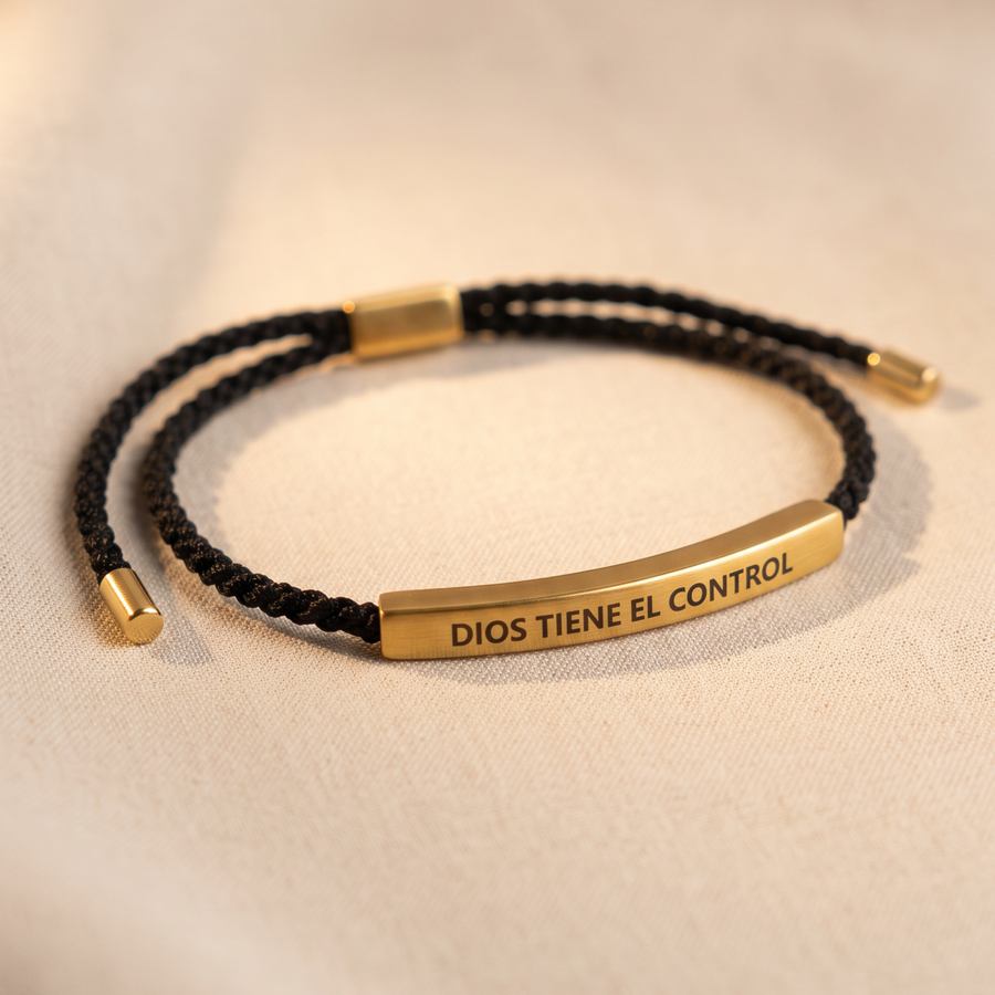 Pulsera de fe con placa dorada.