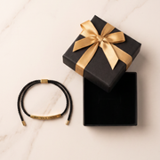 Pulsera de fe con cordón trenzado.